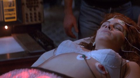 Julia Roberts - Nude Scenes in Flatliners (1990)