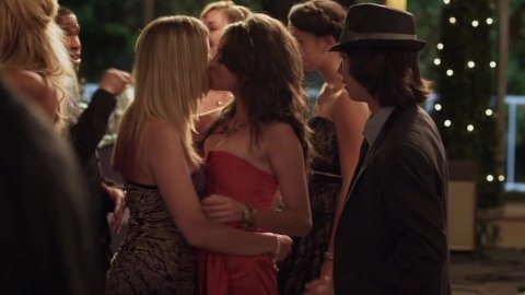 Dreama Walker, Sarah Hyland - Nude Scenes in Date and Switch (2013)