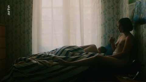 Nina Lombardo - Nude Scenes in Pendant que les champs brûlent (2018)