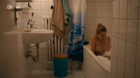 Annika Blendl - Nude Scenes in Kommissarin Heller s01e02 (2014)