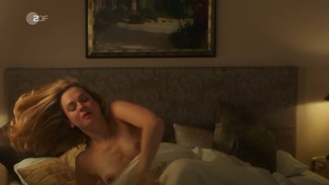Caroline Hanke - Nude Scenes in Tod auf der Insel (2018)