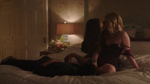 Shay Mitchell, Ambyr Childers, Elizabeth Lail - Nude Scenes in You s01e06 (2018)