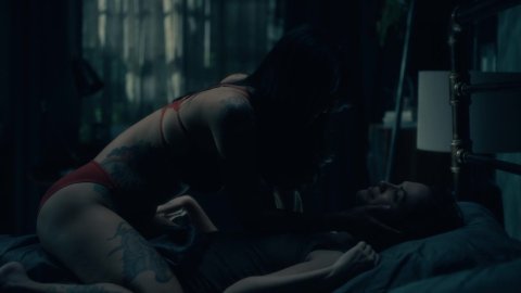 Kate Siegel, Levy Tran - Nude Scenes in The Haunting of Hill House s01e10 (2018)
