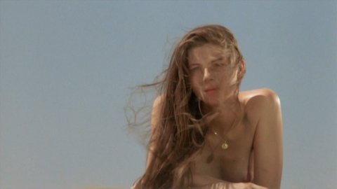 Benedicte Loyen - Nude Scenes in Gaspard et Robinson (1990)