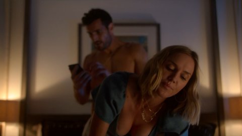 Erinn Hayes - Nude Scenes in Huge in France s01e03-04-07 (2019)