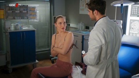 Mirka Pigulla - Nude Scenes in Die jungen Ärzte - Ganz in Weiß (2018)