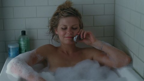 Kirsten Dunst - Nude Scenes in Elizabethtown (2005)