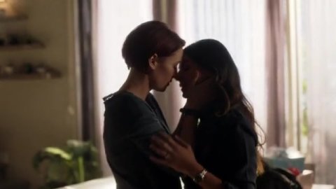 Chyler Leigh, Floriana Lima - Nude Scenes in Supergirl s03e05 (2016)